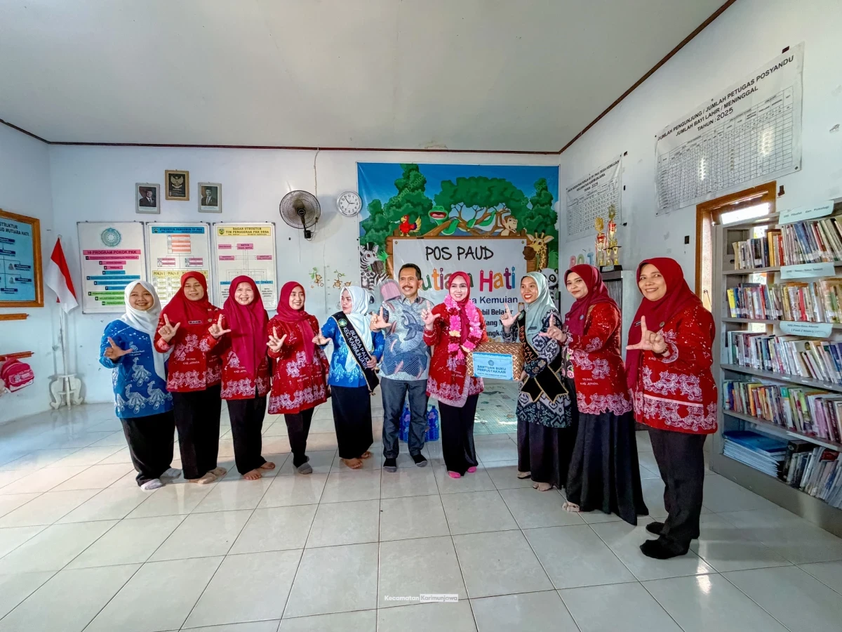 Kegiatan Literasi penyerahan Buku dari PKK dan Diskarpus