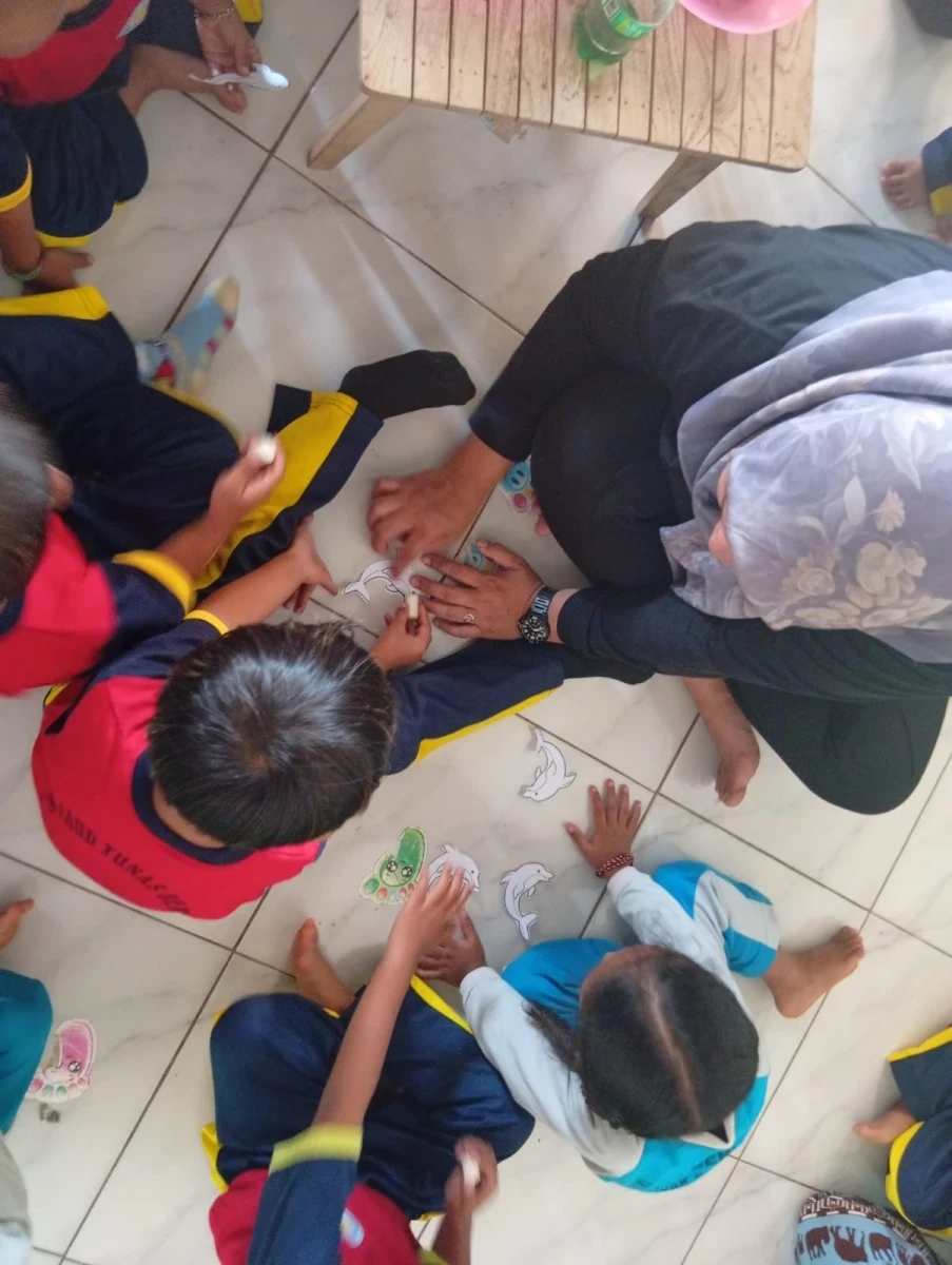 Eksperimen Sains Seru dan Menyenangkan di Pos PAUD Tunas Berlian Desa Kawak