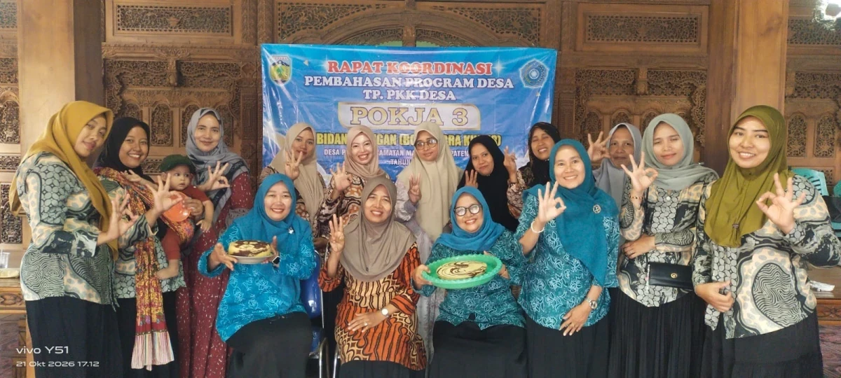Pertemuan pkk desa pelang diisi dari pokja 3 pembuatan bolu zebra