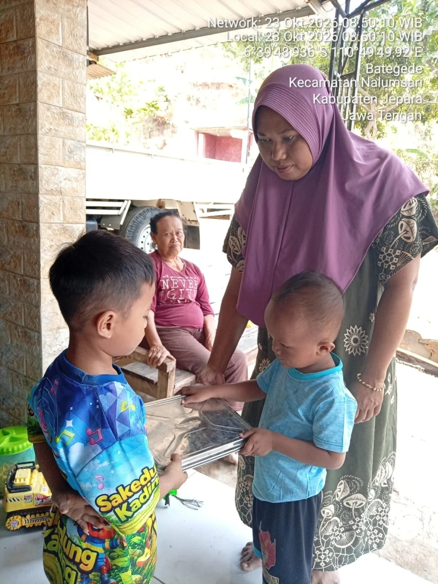 Pemberian pmt kepada balita 