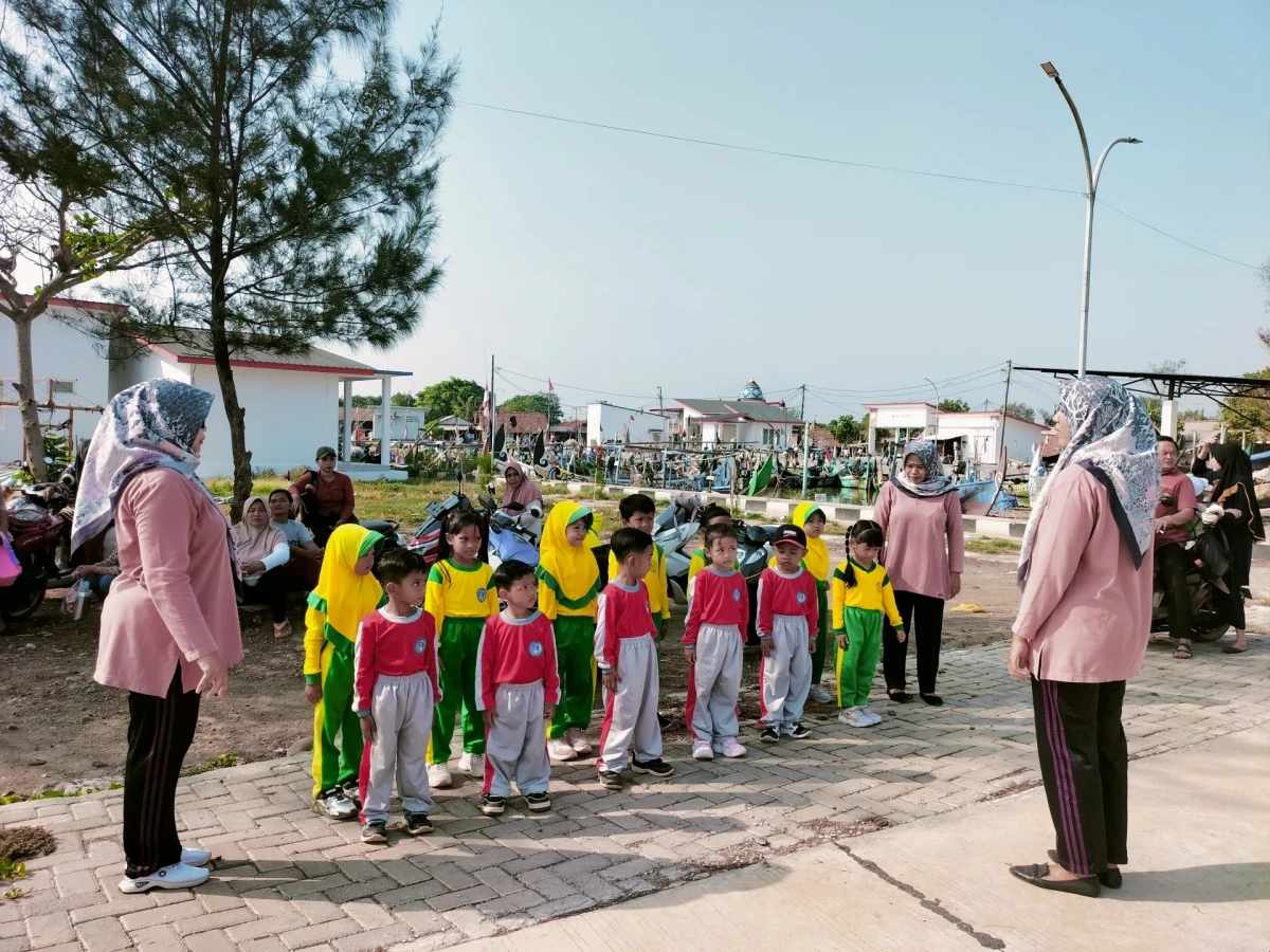 TK YASAHA III BERSAMA PKK DESA BUMIHARJO MELAKUKAN KUNJUNGAN KE KAMPUNG NELAYAN PANTAI BERINGIN
