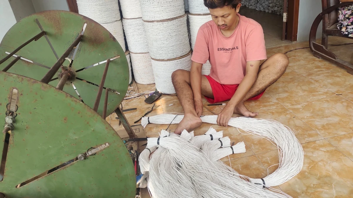 Mengunjungi pembuatan tali paper bag 