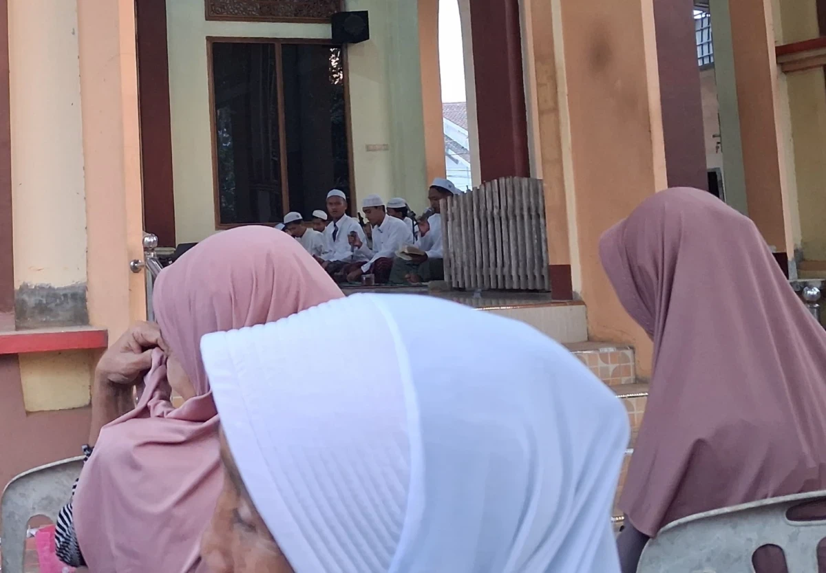 Kebersamaan Ibu-Ibu Kelompok Ngaji Karanggondang dalam Alunan Sholawat di Masjid Al-Muttaqin