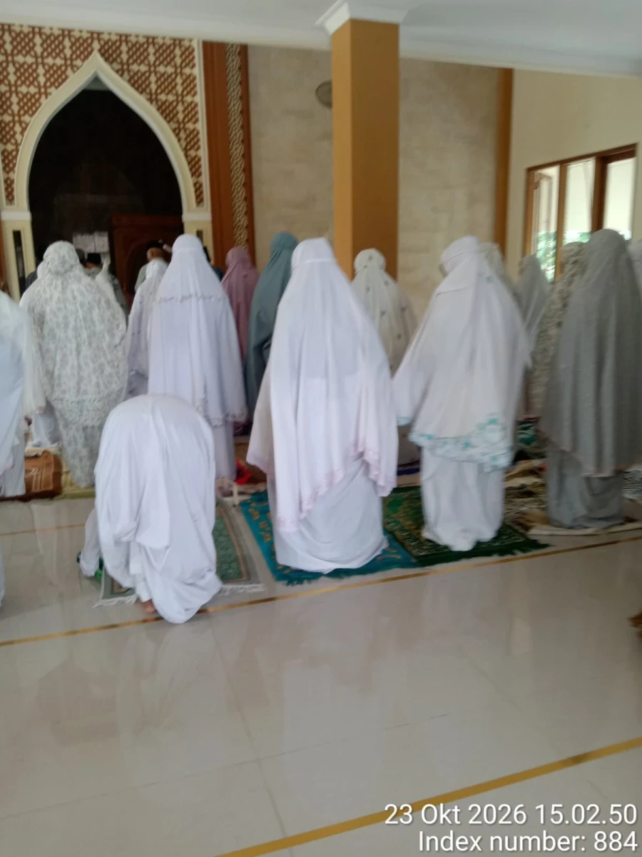 Mengajak lansia untuk solat berjamaah 
