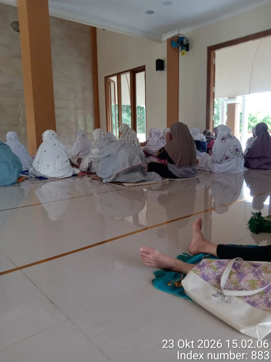 Membaca tahlil bersama 