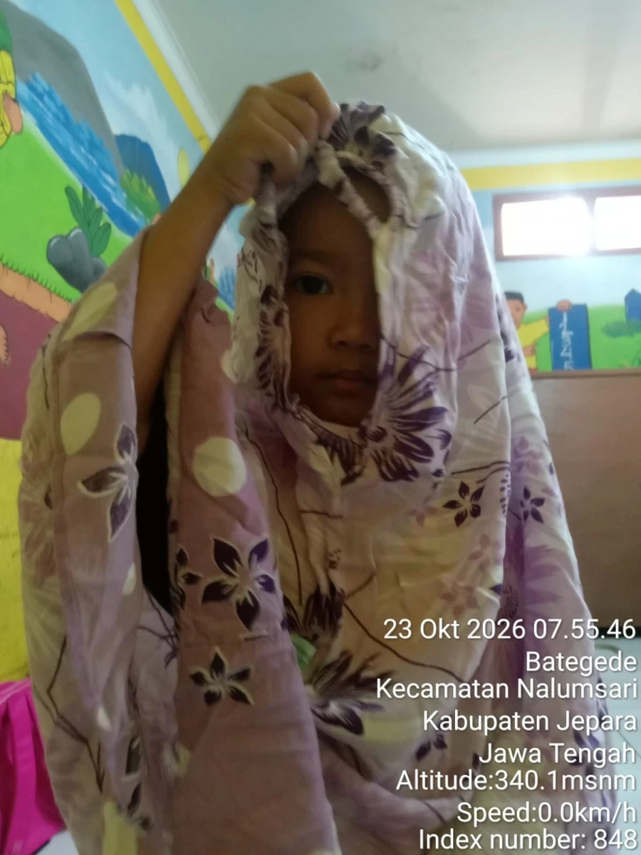 Belajar memakai mukena 