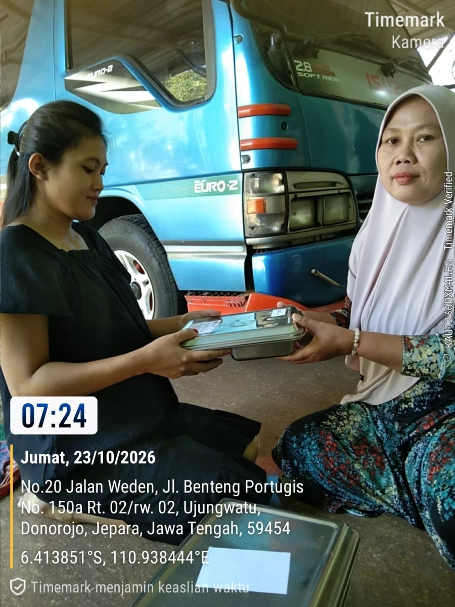 PENDISTRIBUSIAN MAKAN BERGIZI GRATIS DI RW 02 POS 02 SIDOREJO
