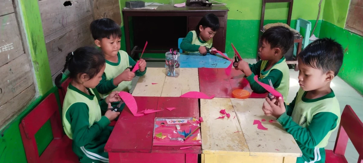 Kegiatan Menggunting anak TK