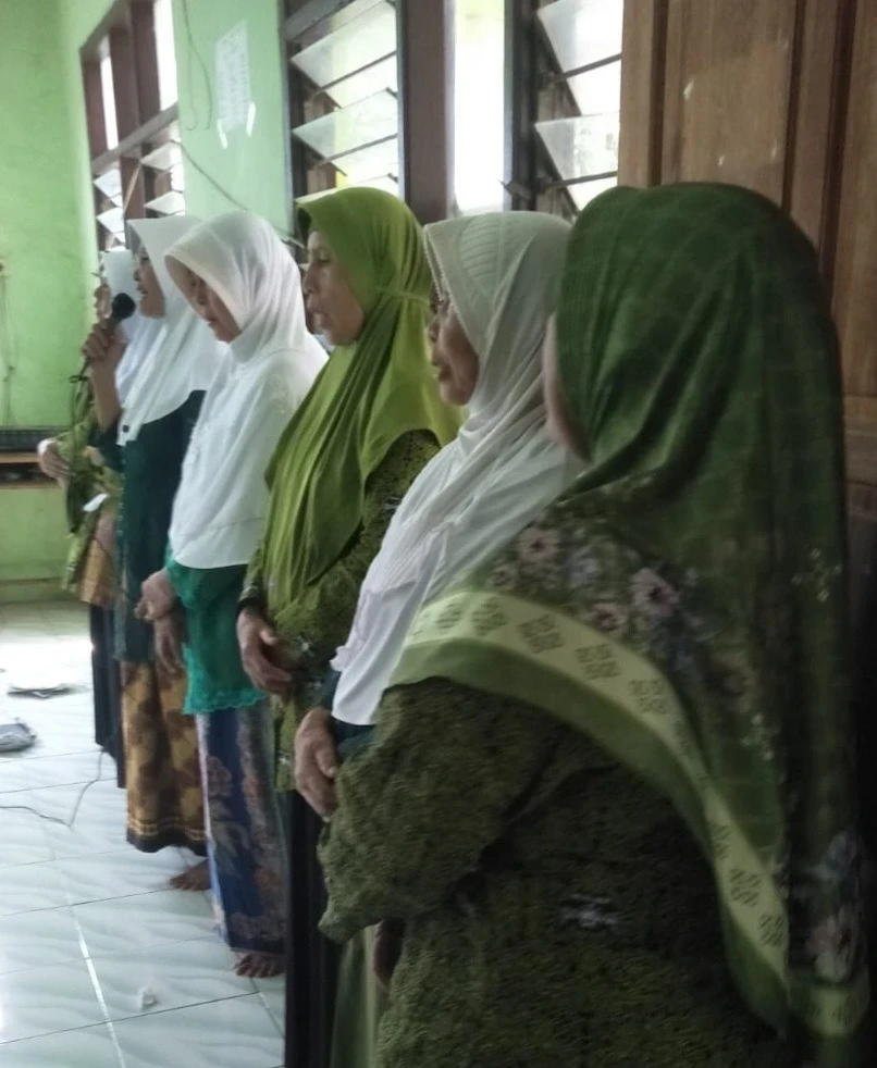 Kegiatan Rutin Tahlil dan Yasinan Jamaah RT 06 RW 04 Karanggondang di Gedung MI