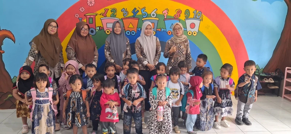 Peringati Hari Batik dengan Membatik