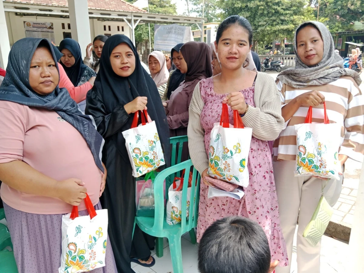 Kegiatan Pembagian PMT Bumil di Baldes Kaliaman