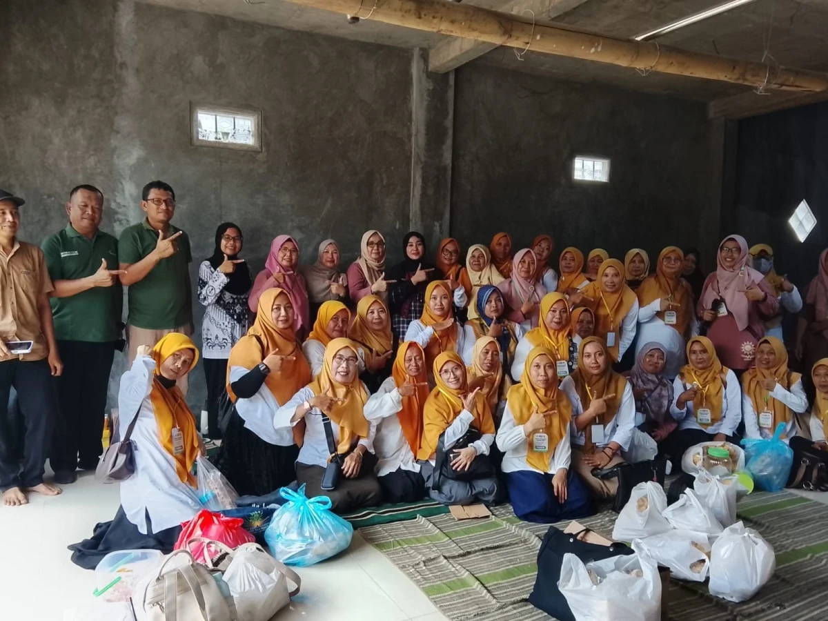 Menerima Kunjungan Pengurus Dewan Aisyah Jepara dan Peserta Sekolah Kewirausahaan Aisyah di UMKM All In Banyumanis Donorojo 