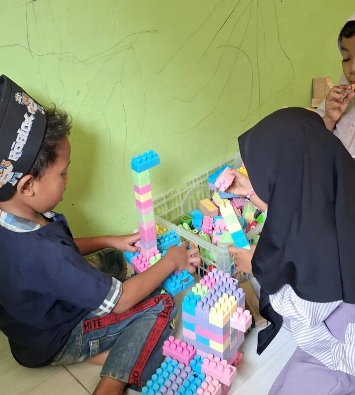 Keceriaan Anak-Anak Kelas A2 RA Darul Huda 1 Merangkai Lego