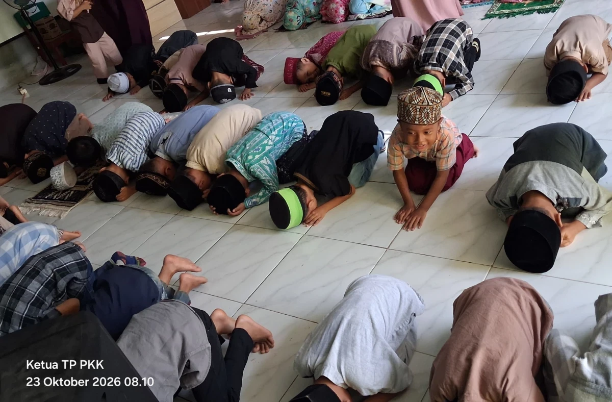 Menanamkan Pembiasaan Baik Sejak Dini, Siswa RA Darul Huda 1 Karanggondang Latihan Praktik Sholat Dhuha
