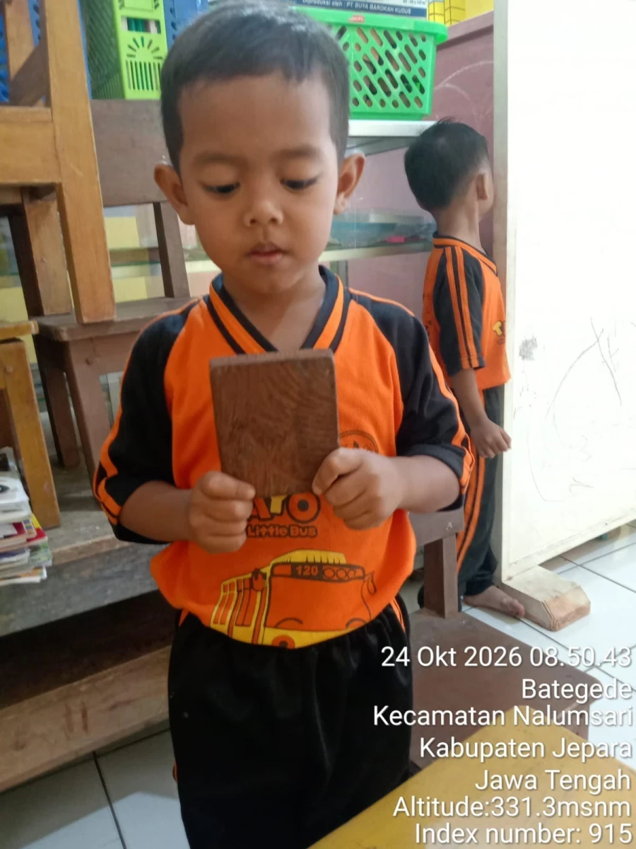 Anak dilatih untuk mengenal bentuk segi empat