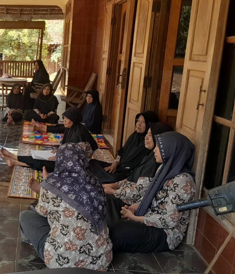 Pertemuan Rutin KWT RW 07 Desa Karanggondang: Sosialisasi Hemat Air di Musim Kemarau dan Silaturahmi Arisan