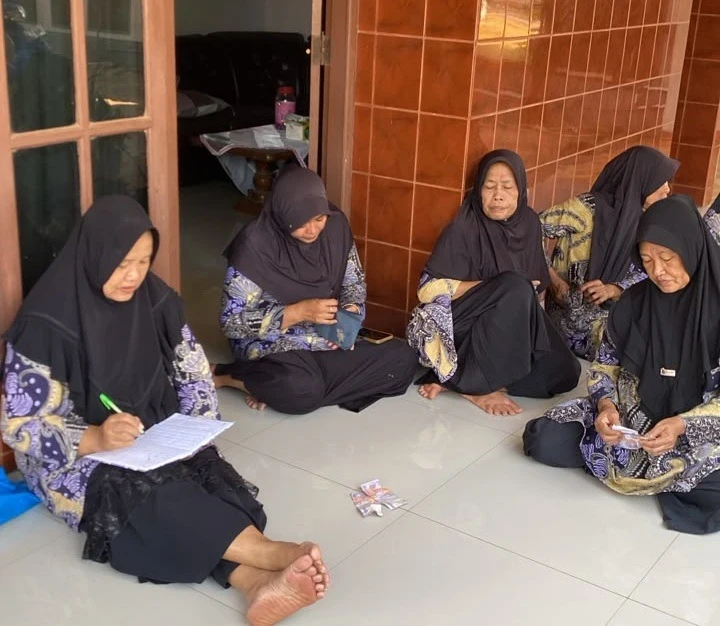 Mempererat Tali Silaturahmi dan Kepedulian Melalui Pertemuan Rutin PKK RW 08 Desa Karanggondang