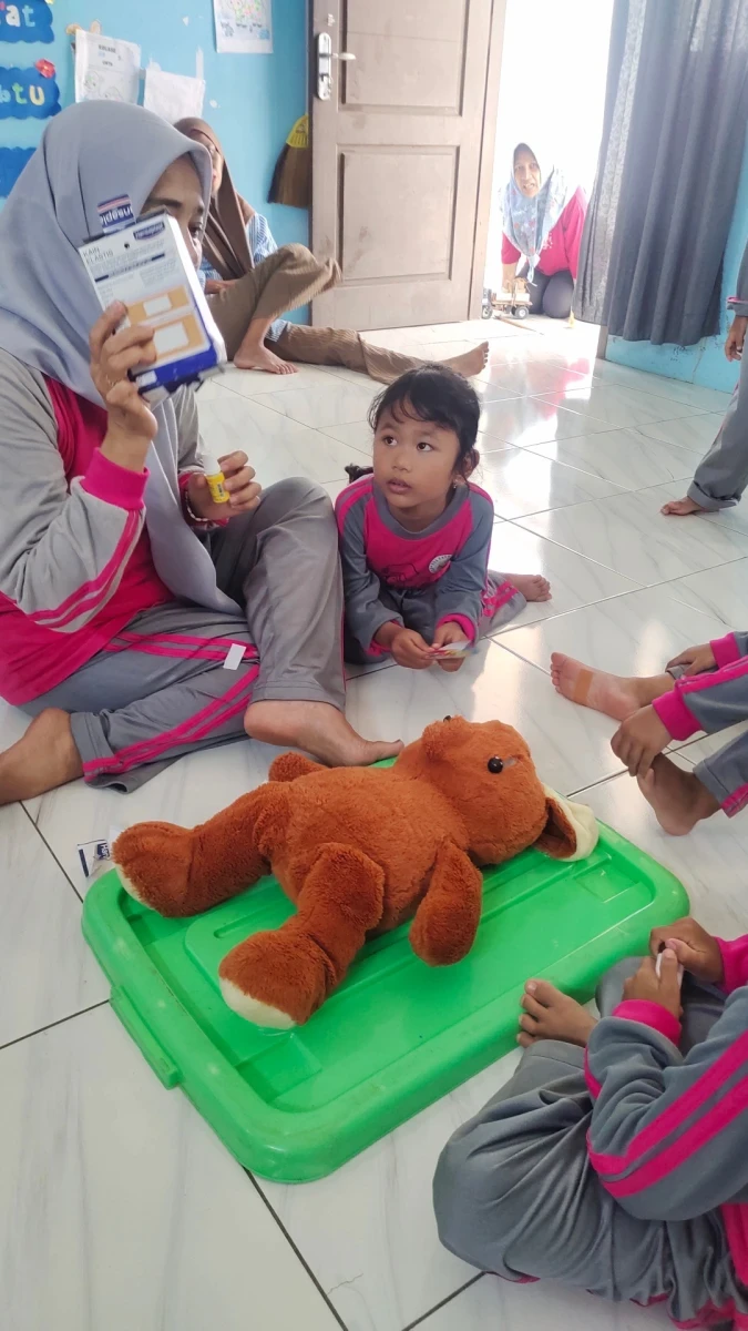 Mengajari anak kalau ada teman yang terluka 