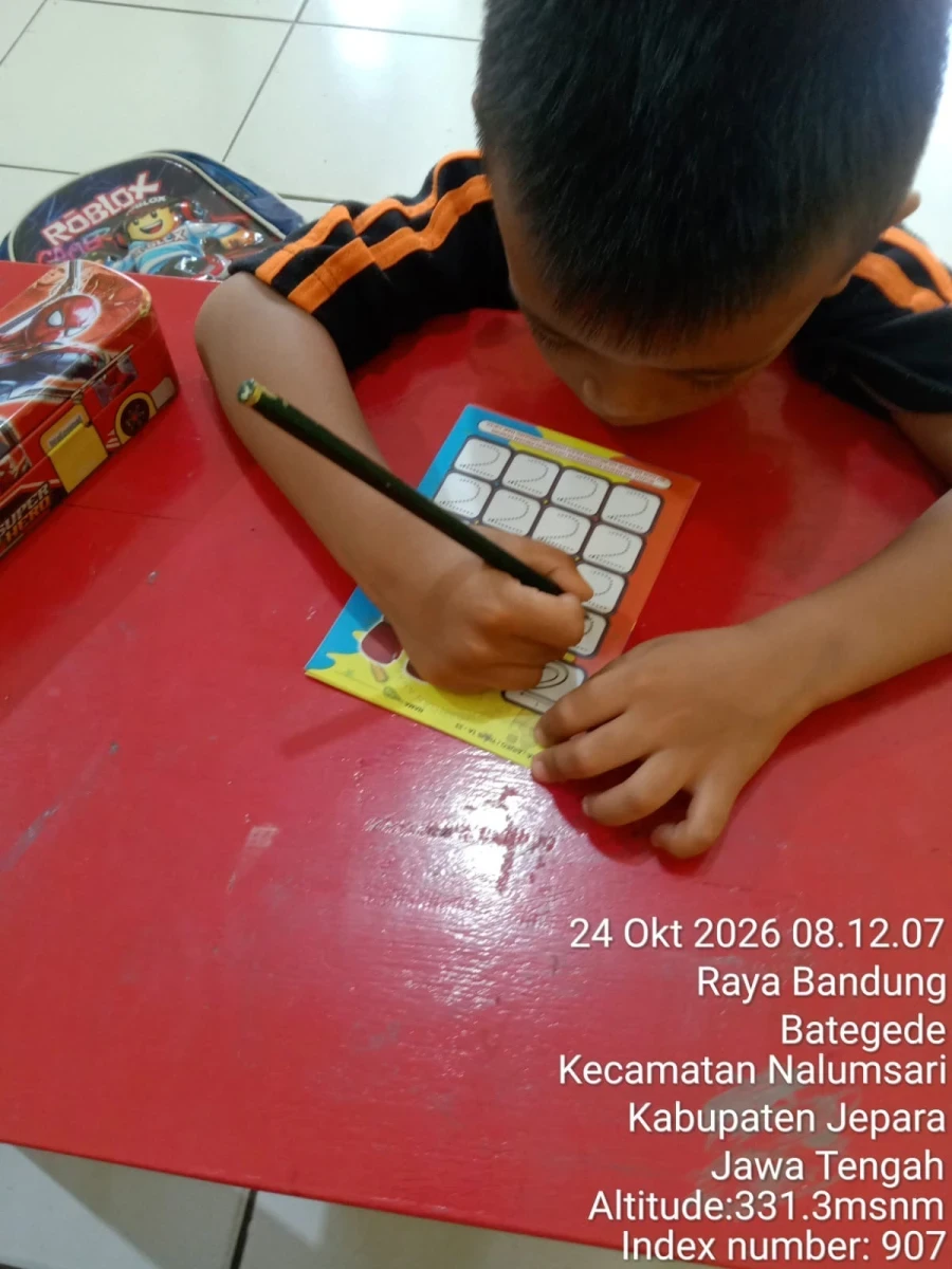 Kegiatan menebalkan garis 