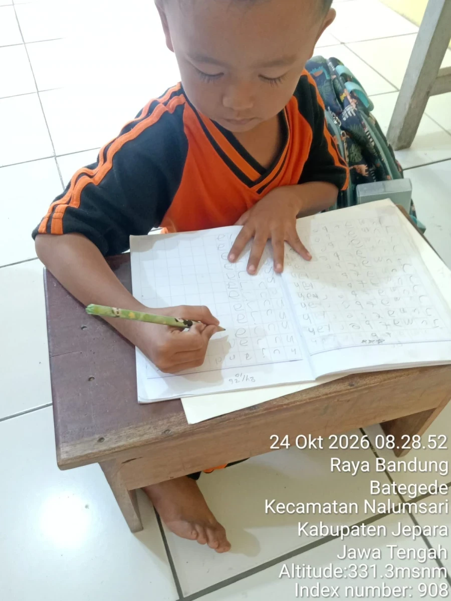 Melatih anak menulis nama nya . 