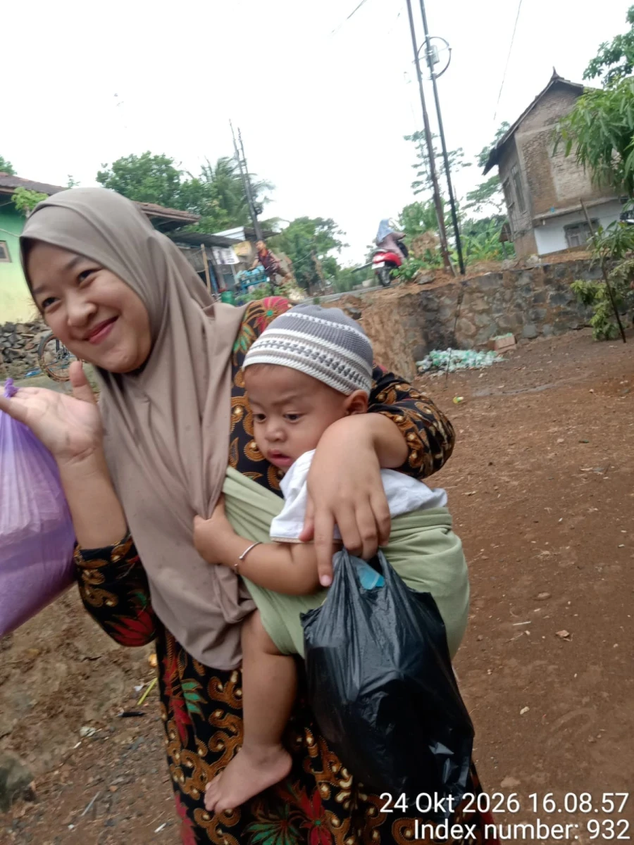 Kader memberikan sembako utk balita stunting 