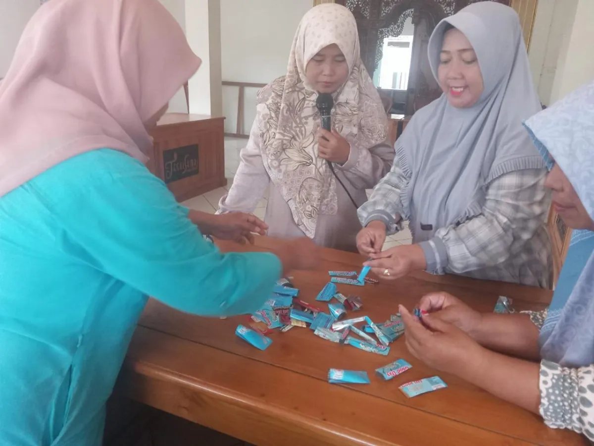 Mengolah Limbah Plastik Menjadi Tas dan Dompet Cantik
