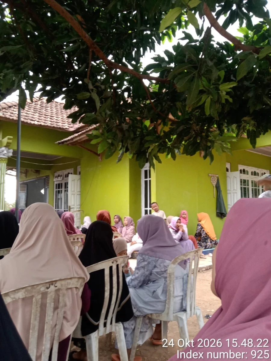 Membaca tahlil utk 7 hari meninggalnya suami kader pkk