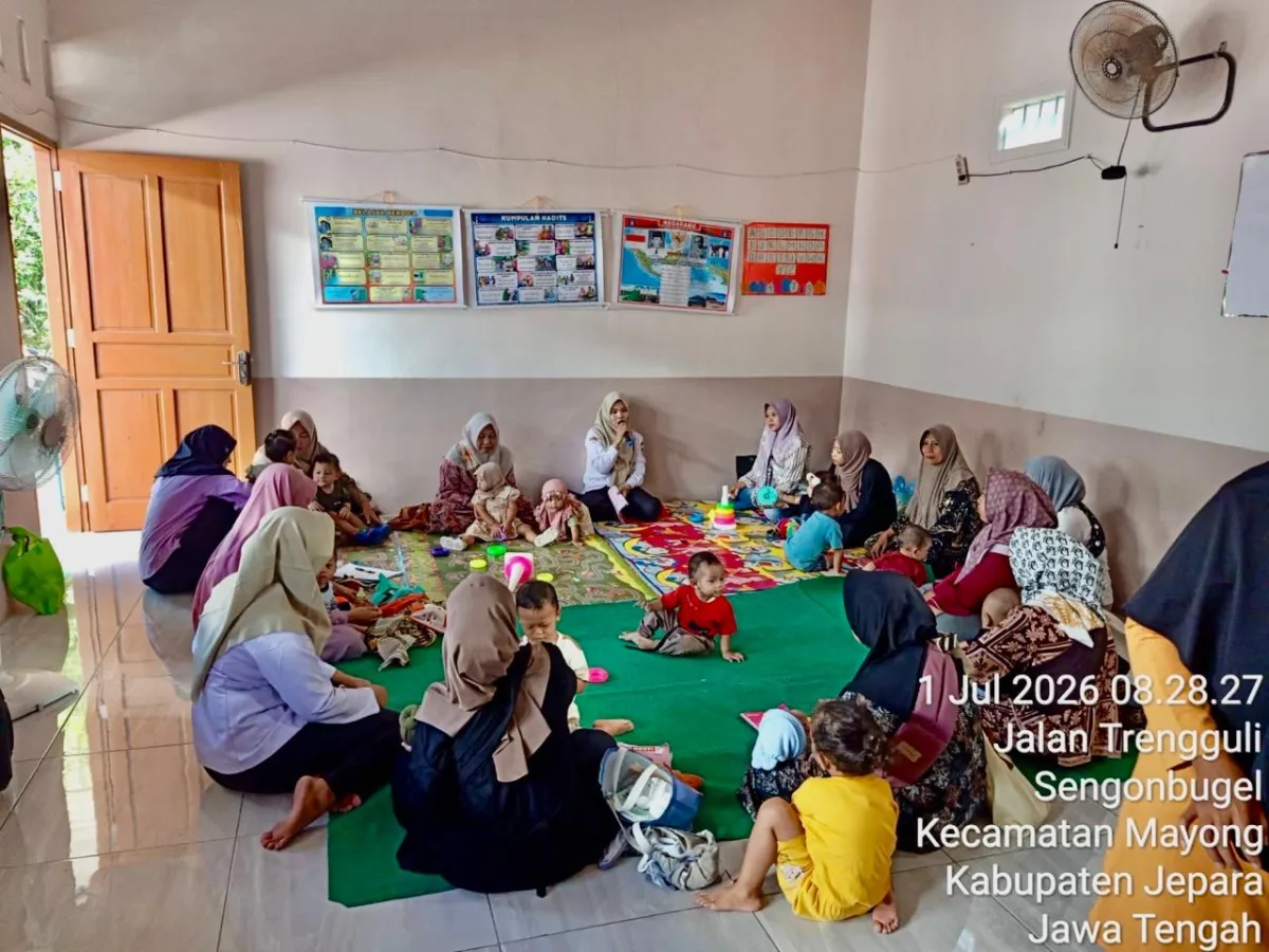 Pembina posyandu bersama bidan desa dalam kegiatan kelas ibu balita 
