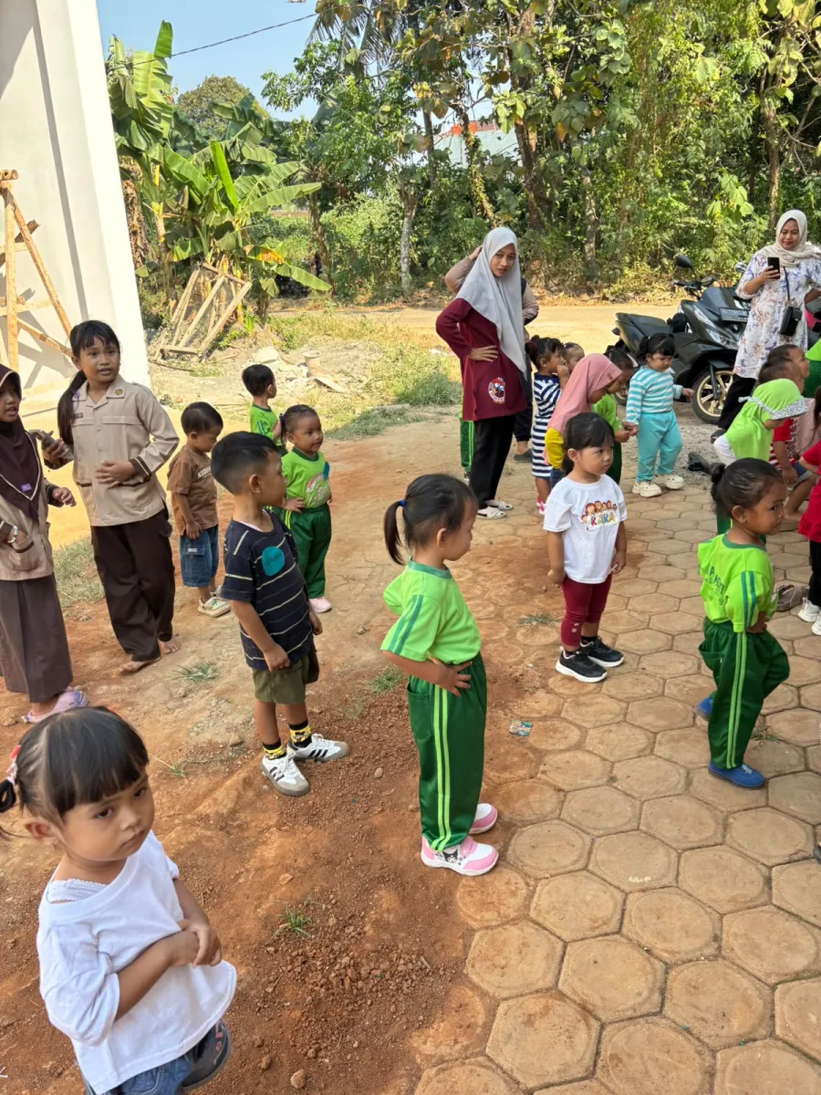 Bunda paud sengonbugel mengikuti senam bersama anak-anak pos paud melati 