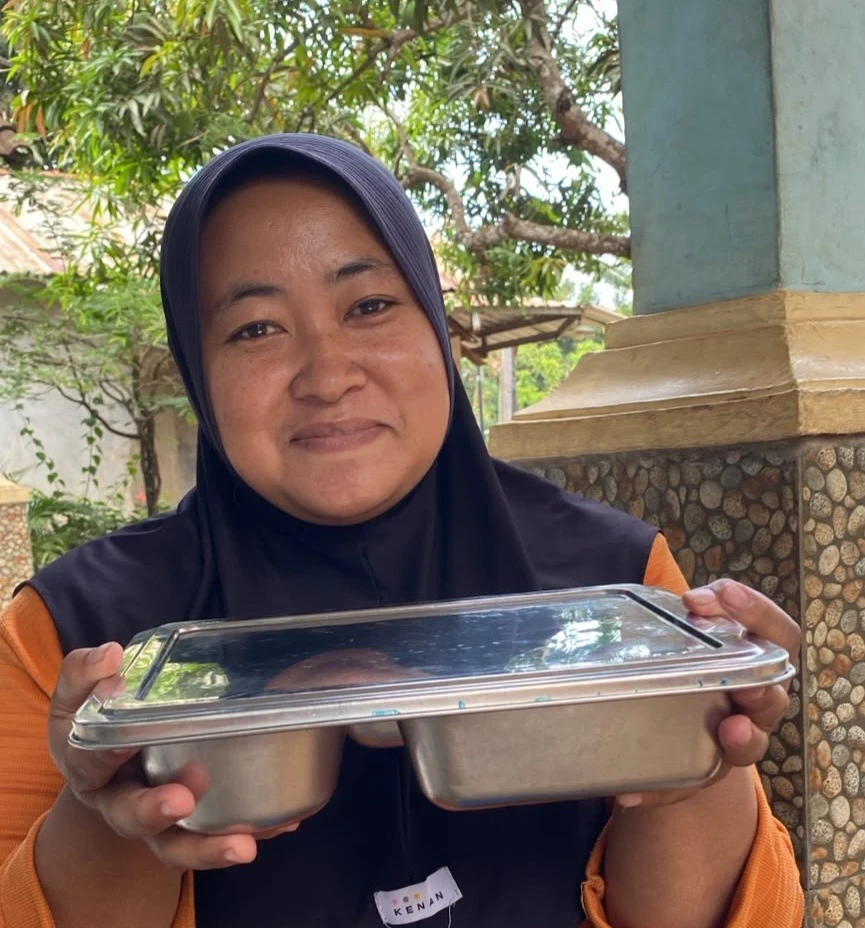 Pemberian Makanan Tambahan (PMT) Ibu Hamil (Bumil) di Posyandu Harapan 2, RW 04, Karanggondang, pada hari Jumat, 23 Oktober 2026