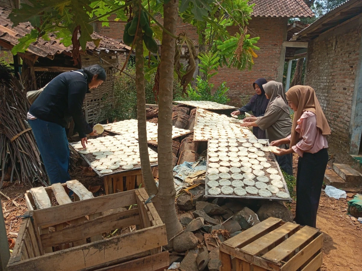 Melaksanakn Kunjungan kegiatan TP PKK desa lebak ke UMKM bolu lapis mak temu