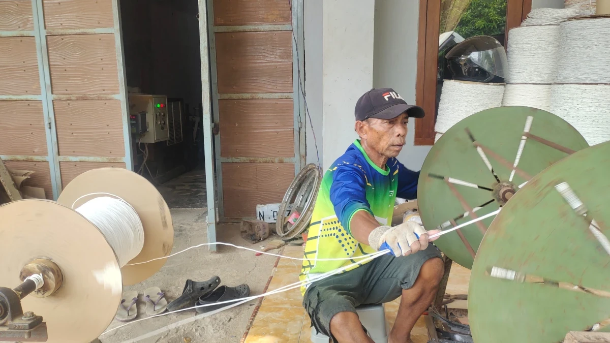 Melihat pembuatan tali paperbag 