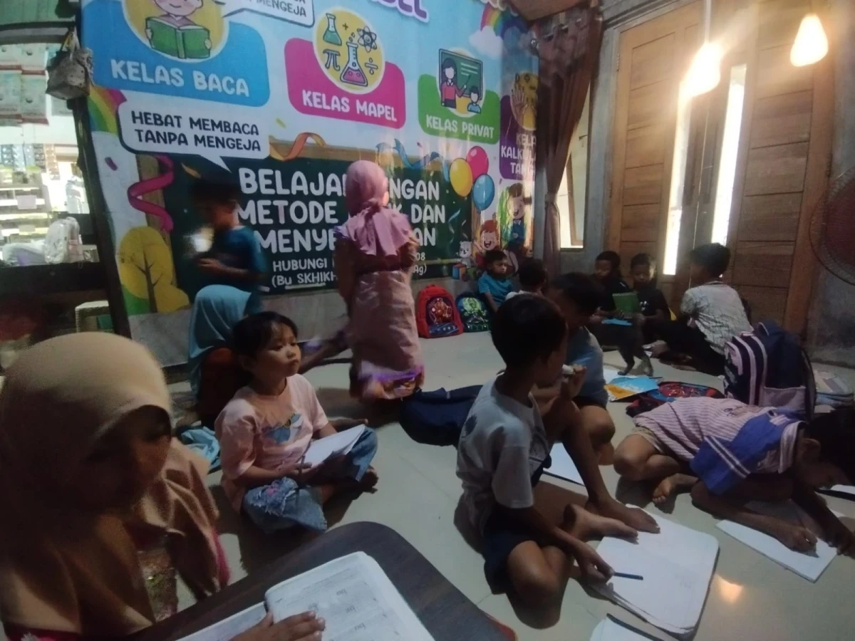 Kegiatan kunjungan TP PKK Desa Slagi ke perpustakaan