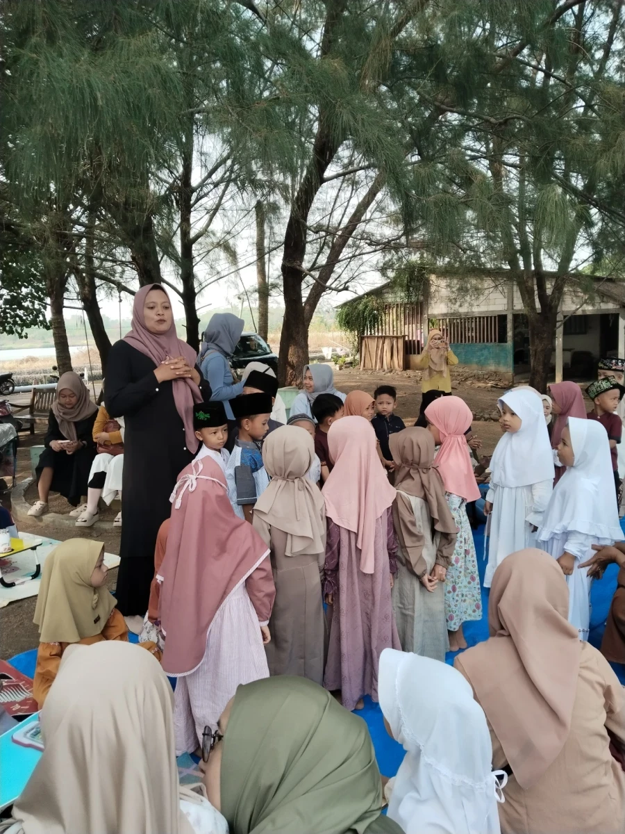 Mewarnai dalam rangka hari santri