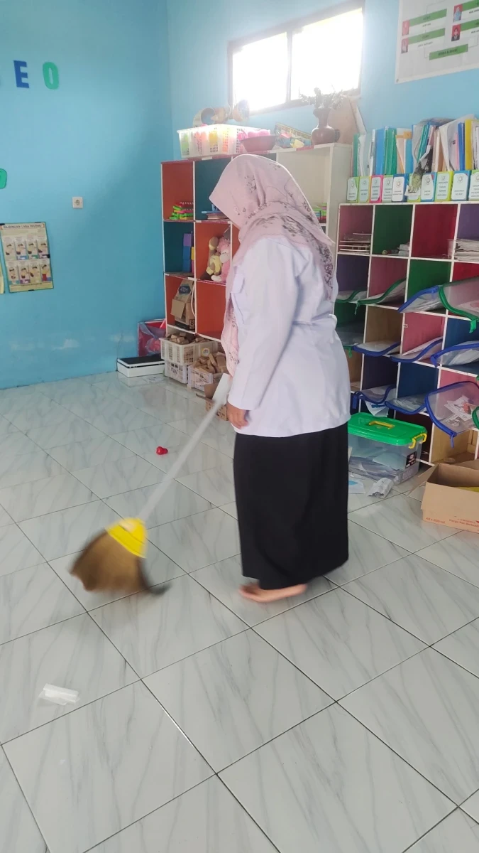Bersih bersih ruangan sebelum kegiatan 
