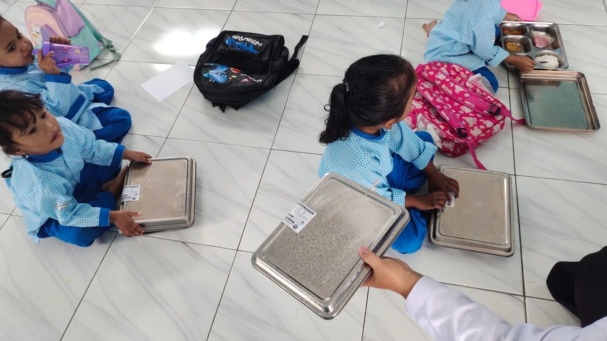 Pembagian mbg ke anak paud 