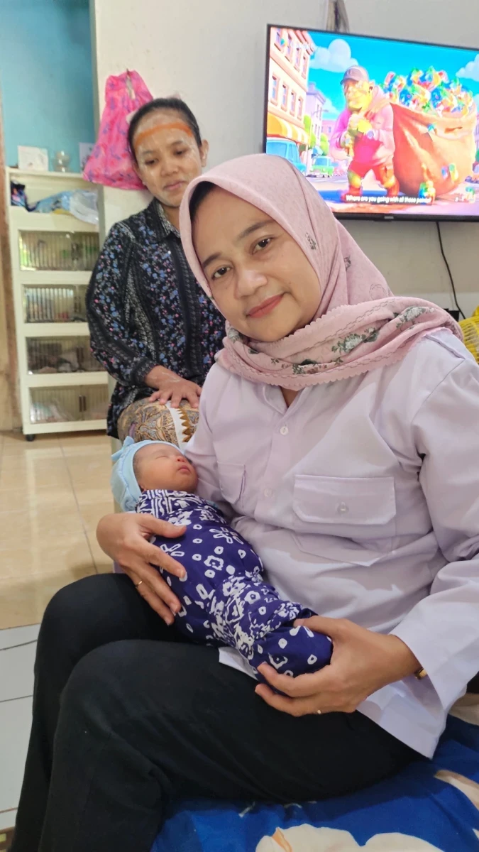 Mengunjungi kader PKK yang melahir kan