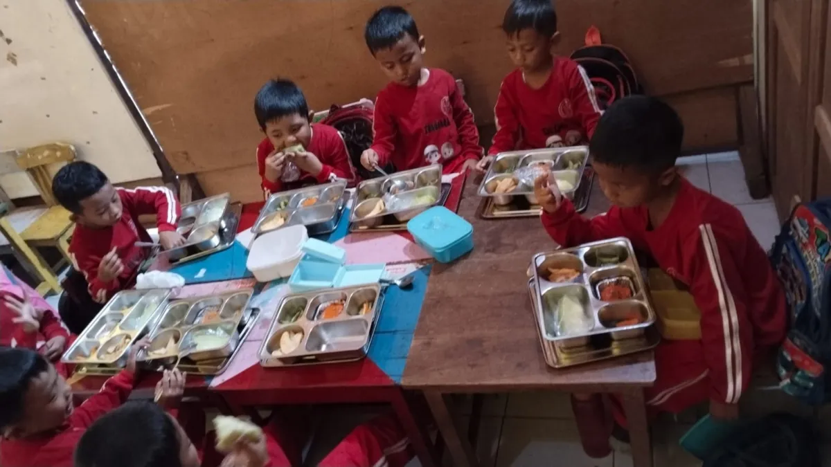 Bunda PAUD Desa Karanggondang Monitoring Pelaksanaan Makan Bergizi Gratis (MBG) di TK Tarbiyatul Athfal Karanggondang 1