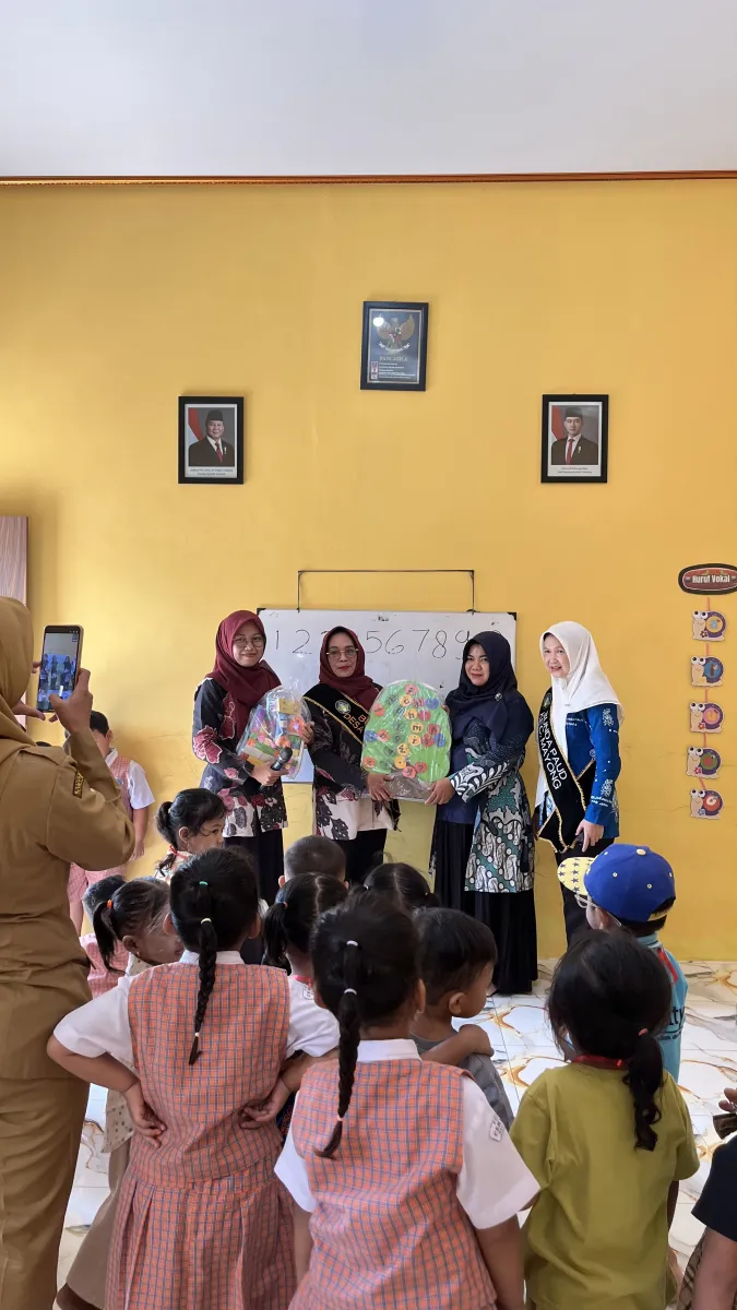 PEMBERIAN APE DARI BUNDA PAUD KECAMATAN MAYONG KE POS PAUD CERIA DESA