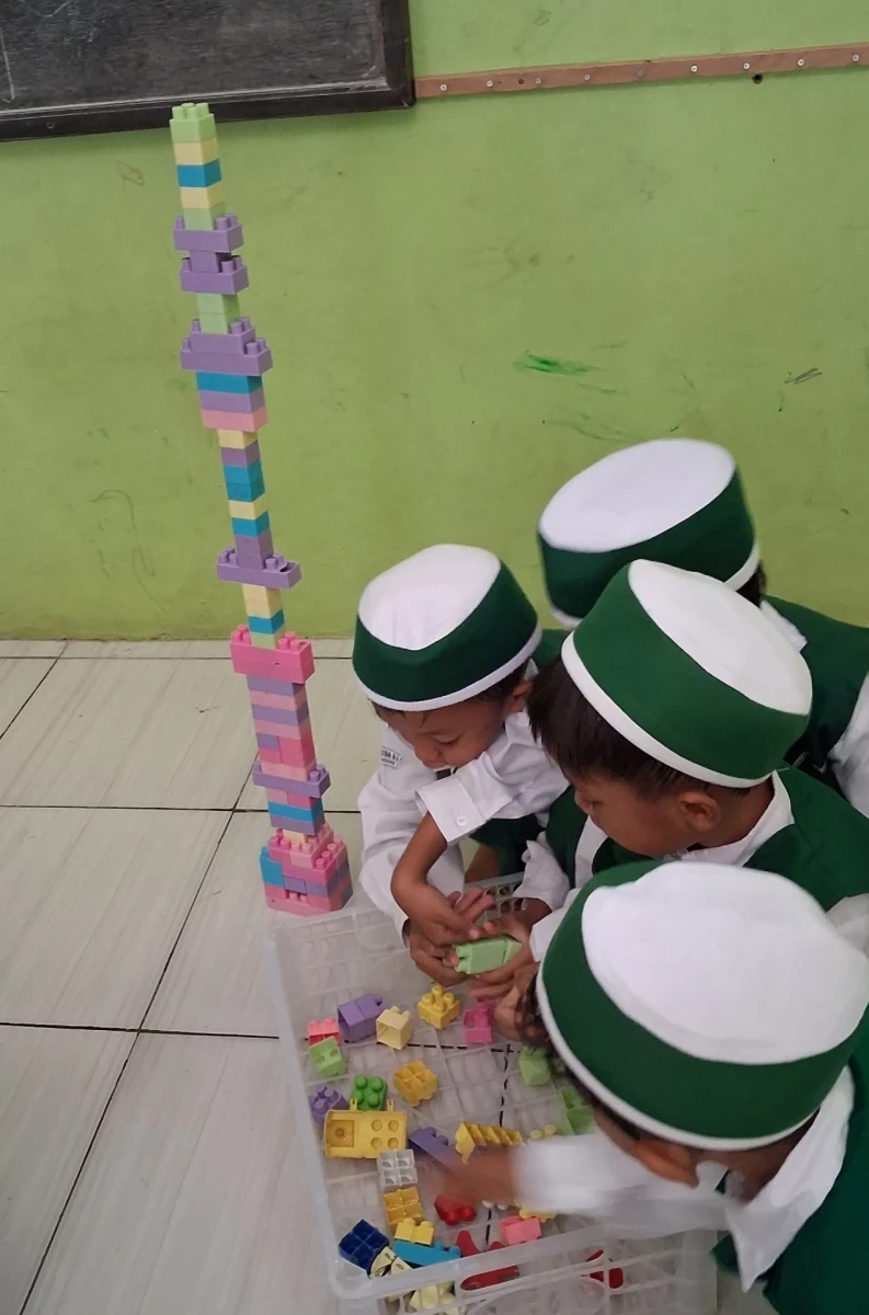 Anak-Anak Kelas B2 RA Darul Huda 2 Karanggondang Belajar Membangun Lewat Rangkaian Lego