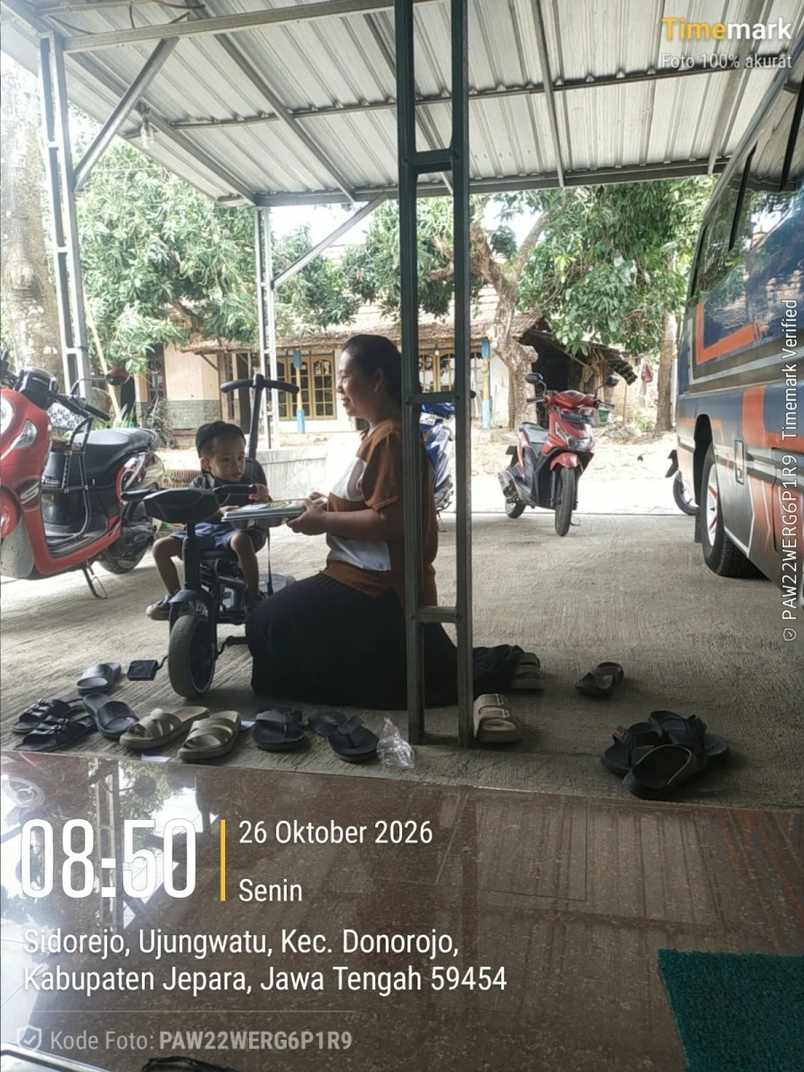 TP.PKK DESA DAMPINGI PENDISTRIBUSIAN MBG DI POS 05 RW 02 SIDOREJO