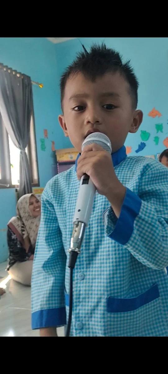 Anak berani menyanyi sendiri