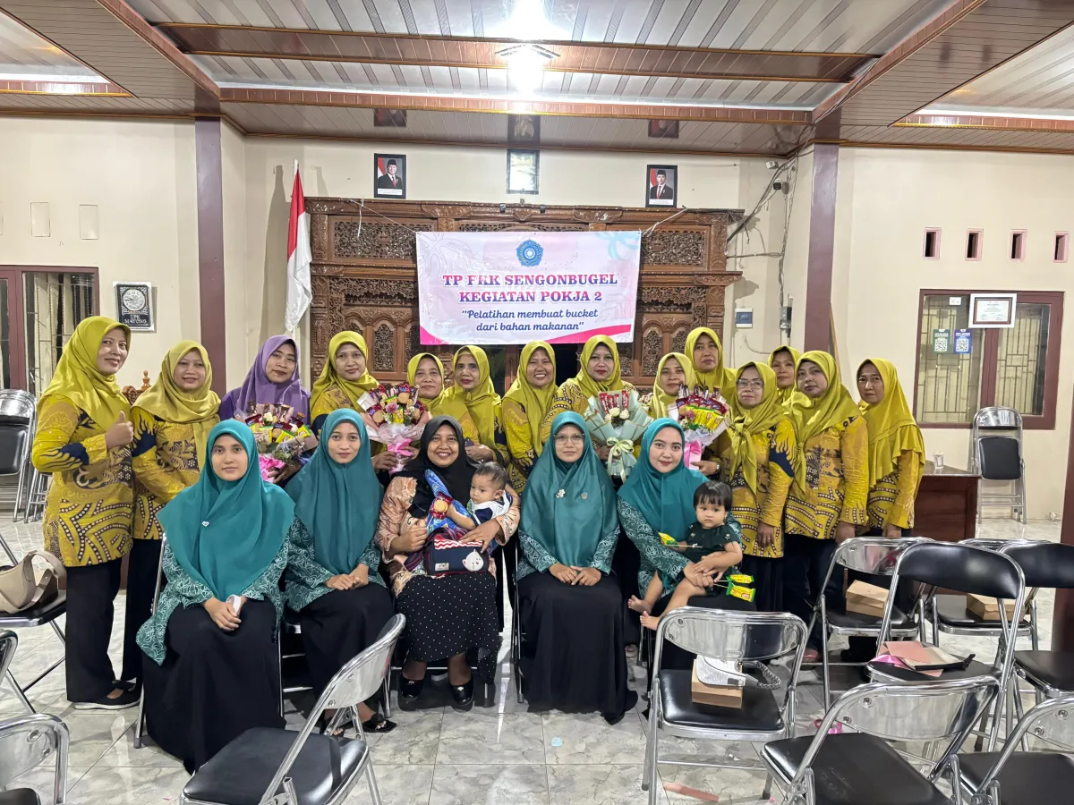 Pokja 2 TP PKK desa Sengonbugel pelatihan membuat bucket 