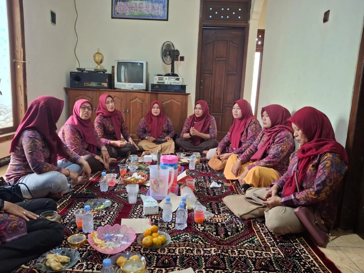 Pertemuan rutin kader PPKBD Kecamatan Kembang