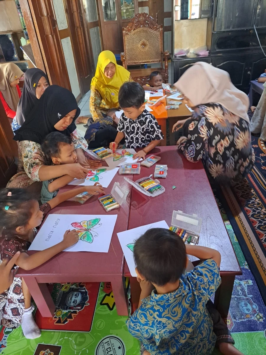 MEMPERINGATI HARI BATIK DENGAN MEWARNAI