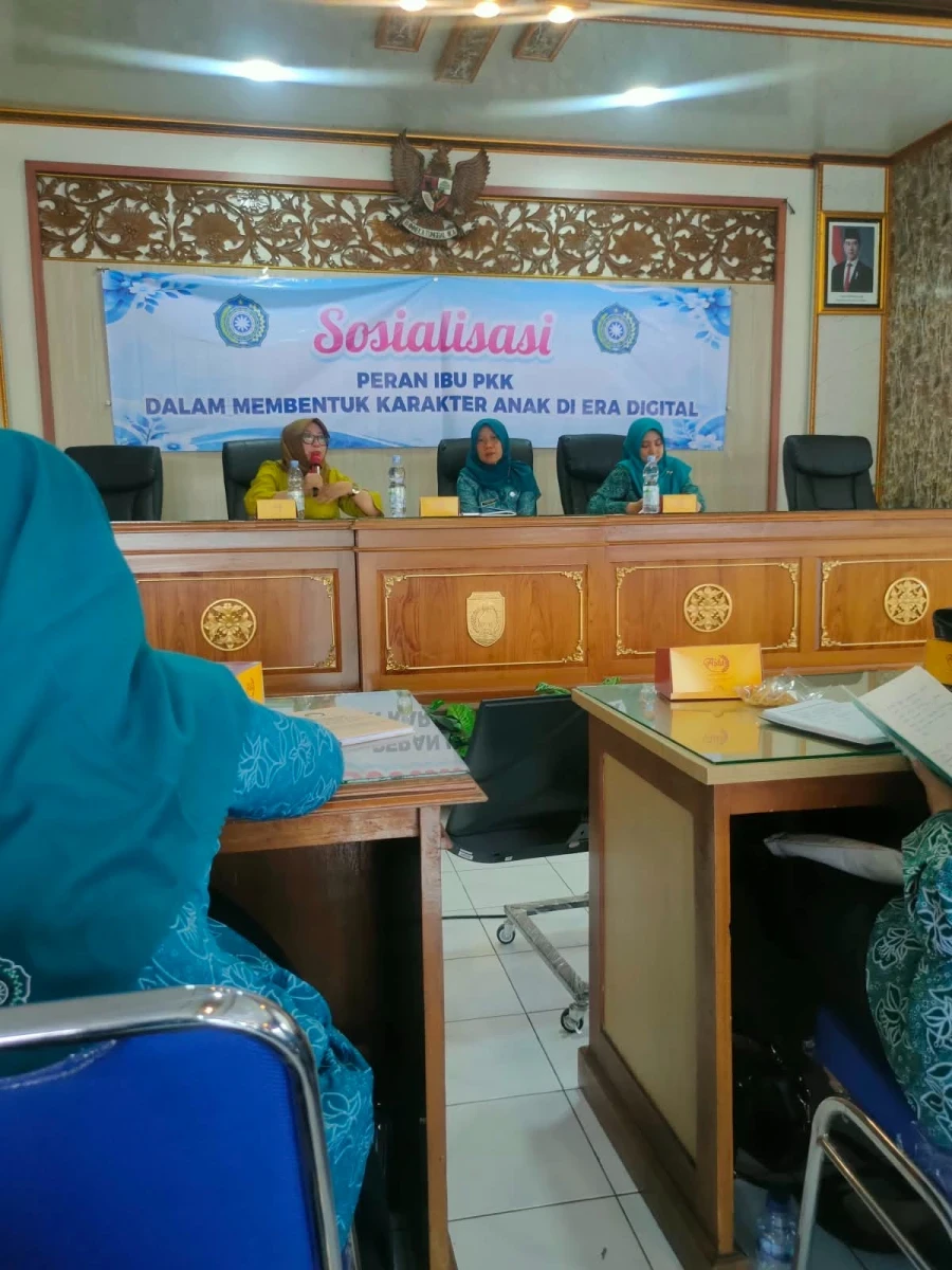 Sosialisasi ibu PKK dalam membentuk karakter anak di Era digital 