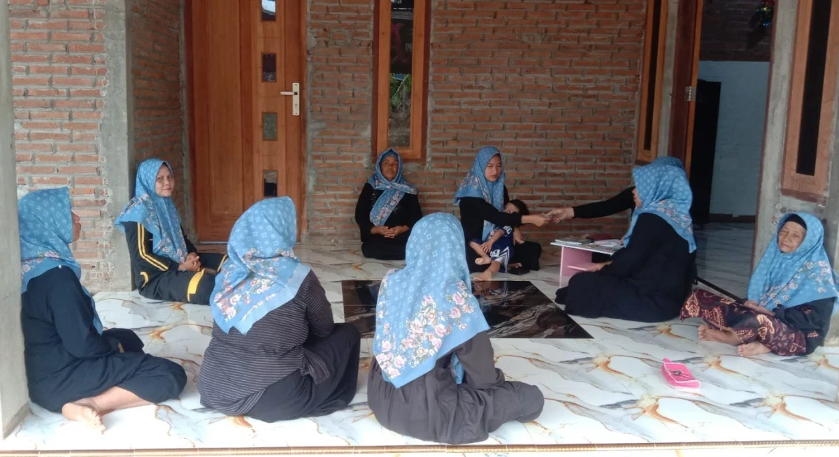 Cegah Stroke Sejak Dini: Keseruan Senam Jari dan Silaturahmi PKK RT 08 RW 09 Karanggondang