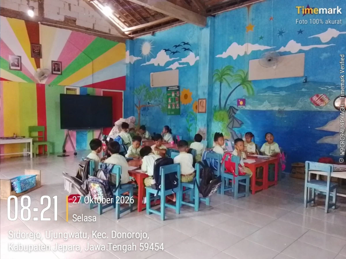 Menebalkan Gambar Burung Garuda di kelas (B) TK TA I Ujungwatu