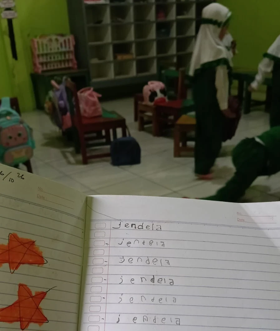 Serunya Kelas A2 RA Darul Huda 1 Belajar Menulis Kata "Jendela"