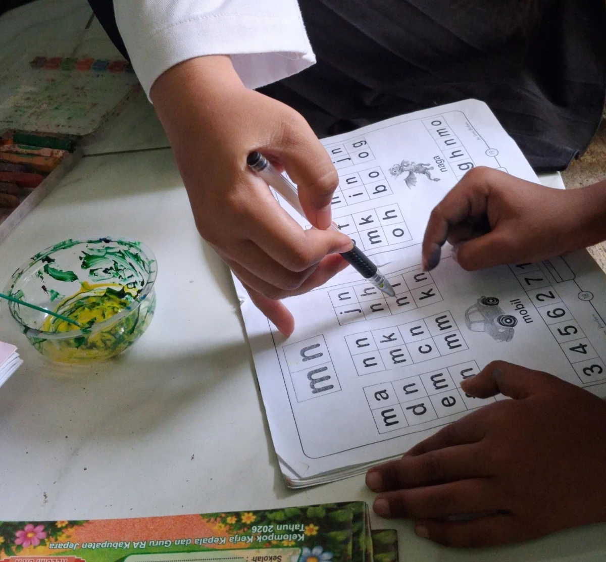 Mengenal Huruf Sejak Dini: Kegiatan Belajar Abjad Kelas B2 RA Darul Huda 1 Karanggondang"